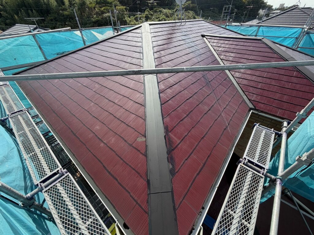 屋根下塗り（大屋根、完了）<br />
※ツヤツヤに仕上がっていますので下塗りがしっかりと効いています。